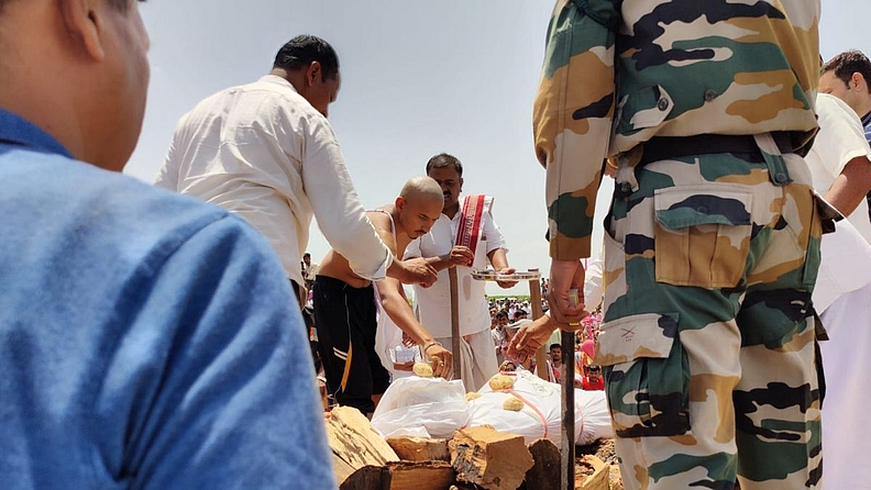 विजय शिंदे अमर रहे, भारत माता की जय, वंदे मातरमच्या जयघोषात विजय यांना अखेरचा निरोप देण्यात आला. बंदुकीच्या फैरी झाडून सलामी देत, शासकीय इतमामात सुभेदार विजय शिंदे यांच्या पार्थिवावर अंत्यसंस्कार करण्यात आले. त्यांच्या मृत्यूपश्चात आई, पत्नी, दोन मुली, दोन भाऊ असा परिवार आहे.