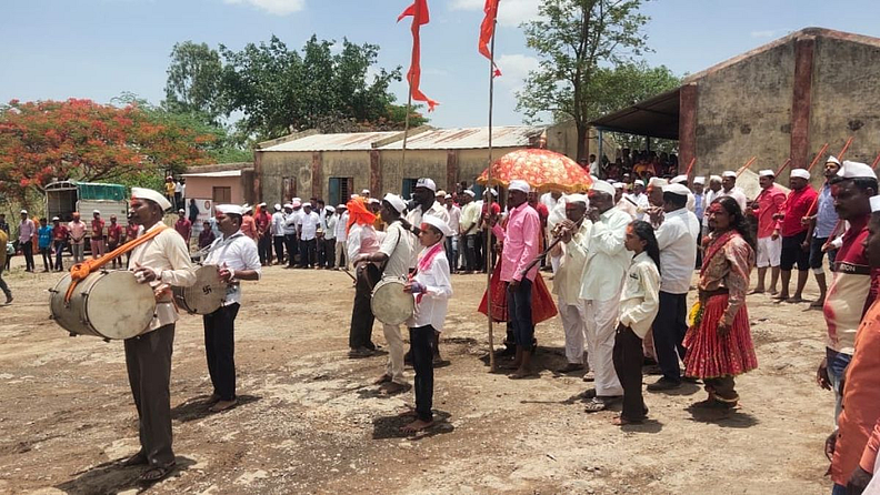 सातारा-पंढरपूर मार्गावरील (Satara-Pandharpur Route) पिंगळी खुर्द गावात (Pingali Khurd Village) ग्रामस्थांसह पाहुण्यांची वर्दळ सुरू झाली. अकलूज, दातेवाडी, आंभेरी, नढवळ, जाखणगाव, सवली, पंदारे या मानाच्या पाहुण्यांचे गावकऱ्यांनी वाजत गाजत मिरवणुकीनं स्वागत केलं.