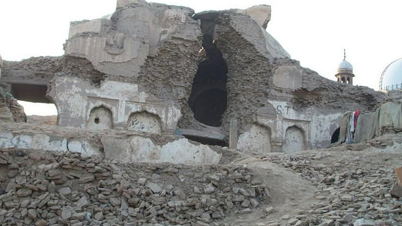६. प्रल्हादपुरी मंदिर
प्रल्हादपुरी मंदीर पाकीस्तानातील मुल्तान शहरात आहे. या मंदिराचे निर्माण भक्त प्रल्हाद याने भगवान नरसिंहाच्या सन्मानार्थ बनविले होते. परंतू जेव्हा बाबरी मस्जिद तोडण्यात आली तेव्हा पाकिस्तानातील हे प्राचीन मंदीर तोडण्यात आले.
