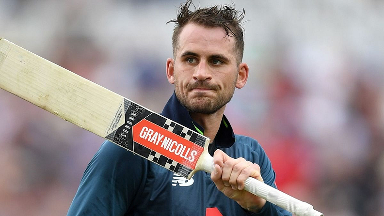इंग्लंडचा सलामीवीर अॅलेक्स हेल्सनं (Alex Hales, England) नॉटिंगहॅमशायरसाठी 2015 च्या नॅटवेस्ट T20 स्पर्धेत वॉर्विकशायरविरुद्ध सलग सहा षटकार ठोकले. हेल्सनं वेगवान गोलंदाज रॉयड रँकिनच्या सलग दोन षटकात 6 चेंडूत 6 षटकार मारण्याचा पराक्रम केला होता.