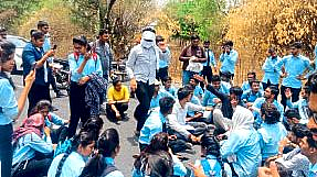 Akola engineering students agitation Demand for speedbreaker