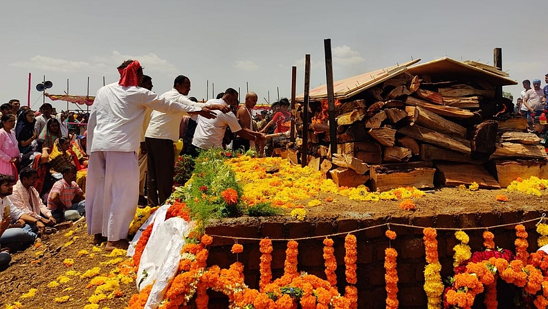 त्यानंतर विजय शिंदे यांची सजविलेल्या रथातून अंत्ययात्रा काढण्यात आली. दरम्यान, संपूर्ण गावातील रस्त्यांवर आकर्षक रांगोळी, पुष्पवृष्टी करण्यात आली. वीर जवान विजय शिंदे अमर रहे चे चौका-चौकात फ्लेक्स बोर्ड मोठ्या संख्येने लावण्यात आले होते.