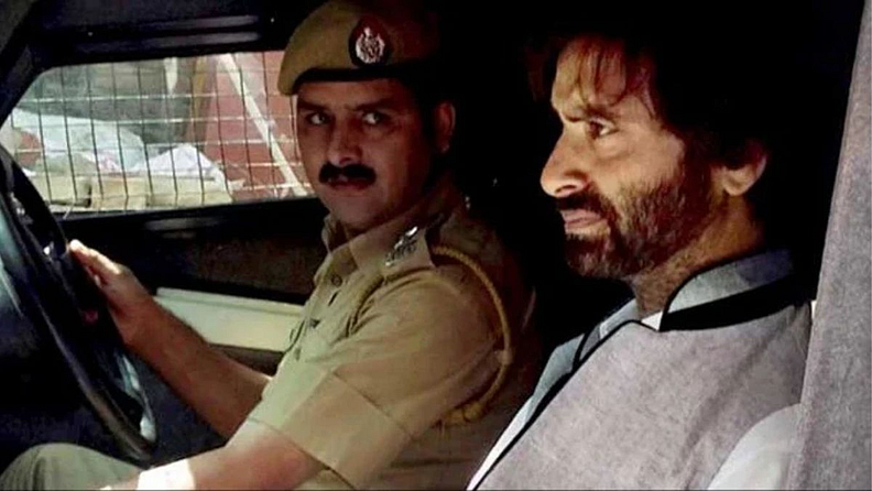 मकबूल भट्टच्या फाशीला विरोध : 11 फेब्रुवारी 1984 रोजी दहशतवादी मकबूल भट्टला देशविरोधी कारवाया आणि दहशतवादी घटनांमध्ये सहभाग असल्याच्या आरोपाखाली फाशी देण्यात आली. तेव्हा यासिन मलिक आणि त्यांच्या पक्षानं कडाडून विरोध केला. ठिकठिकाणी मकबूल भट्टच्या समर्थनार्थ पोस्टर लावण्यात आलं होतं. या प्रकरणी यासिनला पोलिसांनी अटक केली व चार महिनं तुरुंगात ठेवलं.