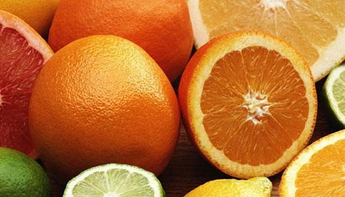 संत्र्यामध्ये व्हिटॅमीन सी आणि फायबर असते. या घटकांमुळे रोगप्रतिकार शक्ती वाढण्यास मदत होते.