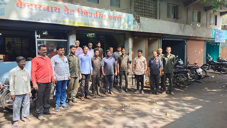 शिवाजी उद्यम नगर येथील कर्मचाऱ्यांनी शाहू राजांना मानवंदना दिली.