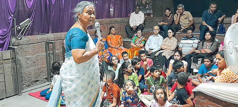 अक्षरधाराच्या ‘शब्दोत्सवात’ रंगले रेणू गावस्कर यांचे कथाकथन
