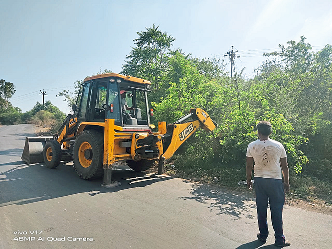 रस्त्यावर फांदी पडल्याने वाहतूक विस्कळित