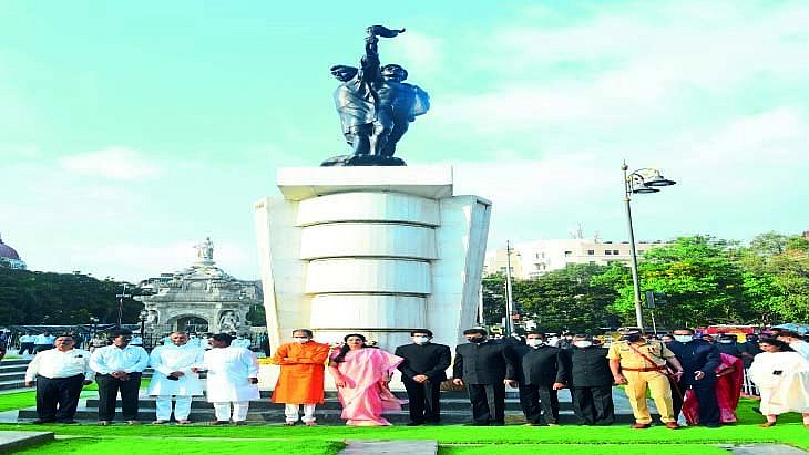महाराष्ट्र दिनानिमित्त हुतात्मा स्मारक येथे मुख्यमंत्री उद्धव ठाकरे यांनी आदरांजली अर्पण केली.