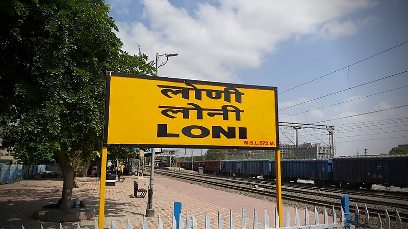 Pune Loni railway station Two death in train accident