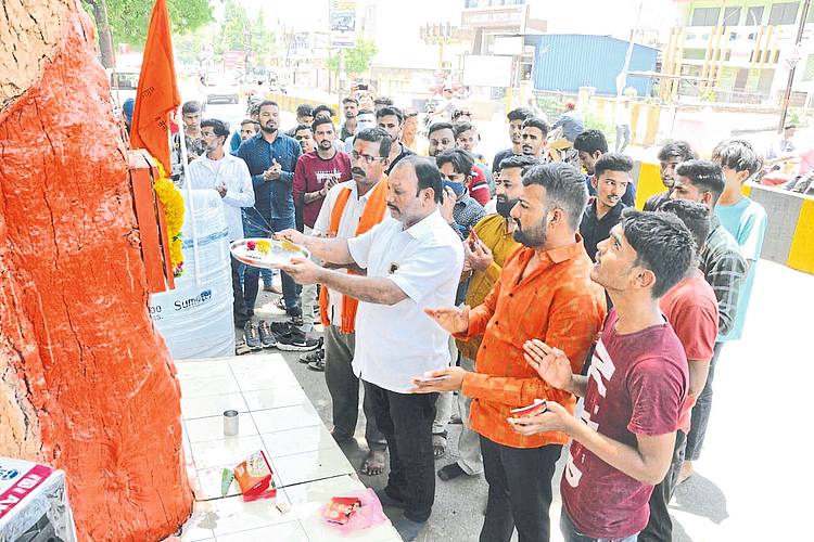 धुळे नाका परिसरातील हनुमान मूर्तीसमोर हनुमान चालिसा पठण करताना मनसेचे जिल्हाध्यक्ष विजय चौधरी यांच्यासह पदाधिकारी