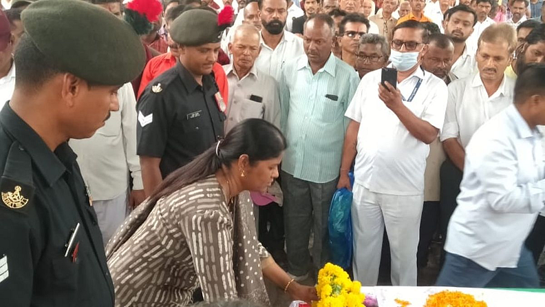दरम्यान, आज सकाळी त्यांचे पार्थिव अपशिंगे (मिलिटरी) गावात (Apshinge Military) आणण्यात आले. या वेळी त्यांच्या कुटुंबीयांनी केलेल्या आक्रोशाने उपस्थितांची मने हेलावली. काही वेळानंतर सजविलेल्या ट्रॅक्टर-ट्रॉलीतून त्यांच्या अंत्ययात्रेस प्रारंभ झाला.