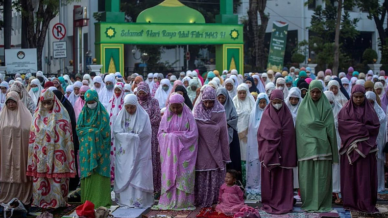 इंडोनेशियातील (Indonesia) सुराबाया इथं रमजानच्या पवित्र महिन्याच्या शेवटी महिला प्रार्थना करतात.