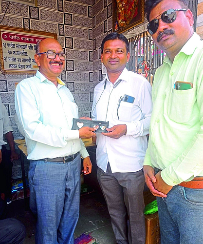 शिक्षकाच्या कृतीमुळे समाजापुढे आदर्श; टॅक्सी चालकाचे पाकिट केले परत