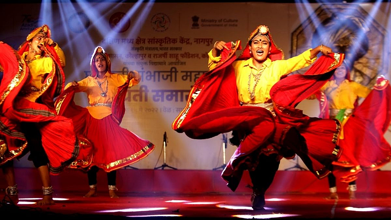 दक्षिण मध्य क्षेत्र सांस्कृतिक केंद्र, जिल्हा प्रशासन (Kolhapur) व राजर्षी शाहू फाऊंडेशनतर्फे झालेल्या लोकराजा राजर्षी छत्रपती शाहू (Rajarshi Chhatrapati Shahu Maharaj) कृतज्ञता पर्व व छत्रपती संभाजी महाराज जयंतीनिमित्त (Chhatrapati Sambhaji Maharaj Jayanti) लोककलांच्या आविष्कारातून राजर्षी शाहुंना अभिवादन करण्यात आले.