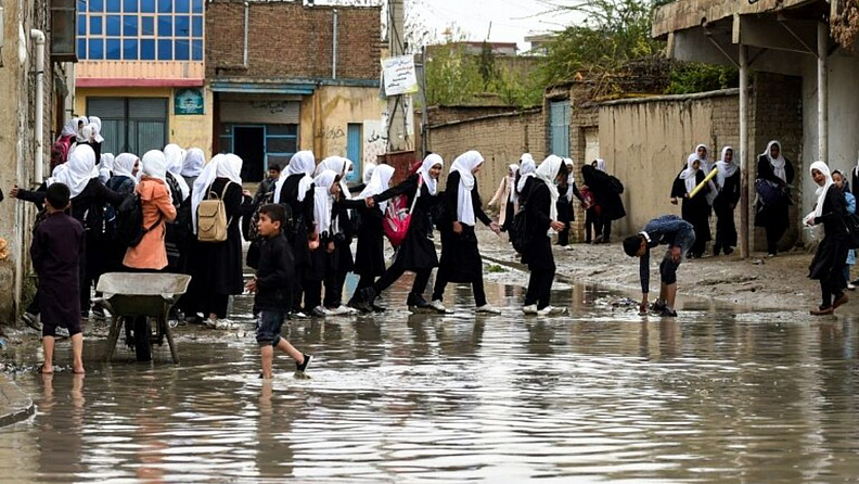 अफगाणिस्तान (Afghanistan) आधीच मानवतावादी संकटातून जात आहे. दरम्यान, देशात अतिवृष्टी आणि पुरामुळं 22 जणांचा (Heavy Rain and Floods) मृत्यू झाल्याची माहिती आहे.
