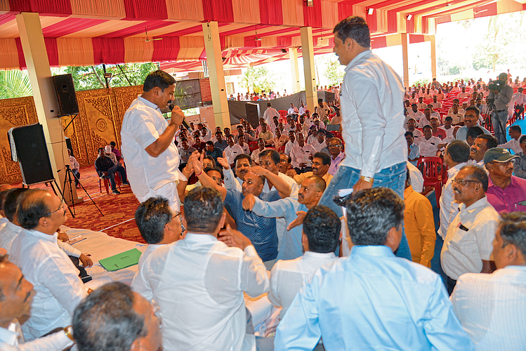 माध्यमिक शिक्षक सोसायटीच्या सभेत यंदाही गोंधळ झाला.