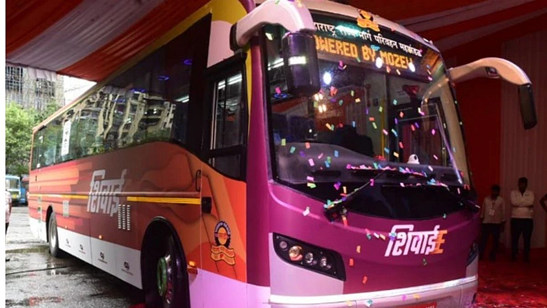 या दरम्यान केजरीवाल सरकारने 24 ते 26 मे या कालावधीत प्रत्येकासाठी ई-बसवर मोफत प्रवासाची घोषणा केली होती.
दिल्लीतील उच्चपदस्थांसह आमदारांनी गेल्या तीन दिवसांत ई-बसमध्ये प्रवास करून सुविधांचा आढावा घेतला.
दिल्ली सरकारच्या आकडेवारीनुसार, ''24, 25 आणि 26 मे या तीन दिवसात सुमारे एक लाख लोकांनी इलेक्ट्रिक बसमधून मोफत प्रवास केला आहे.
त्यापैकी 40 टक्के महिला आहेत. ज्यामध्ये 24 मे रोजी पहिल्या दिवशी सुमारे 12 हजार लोकांनी प्रवास केला. 25 मे रोजी सुमारे 28 हजार लोकांनी प्रवास केला. यासोबतच २६ मे रोजी जवळपास ५२ हजार लोकांनी मोफत प्रवास केला.
