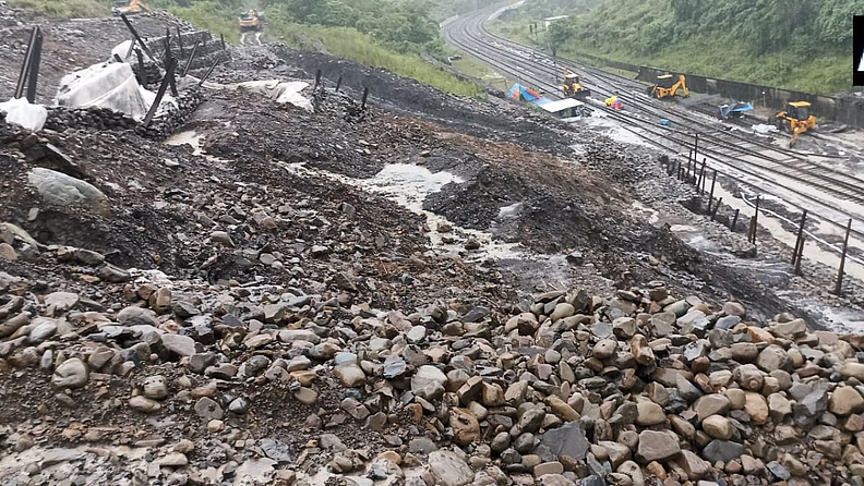 कॉन्स्टेबलचा मृतदेह ताब्यात घेण्यात आला असून बेपत्ता पोलीस अधिकाऱ्याचा शोध सुरू आहे. रविवारी संध्याकाळी राज्यातील पूरग्रस्तांची संख्या 42 लाखांवर गेलीय.