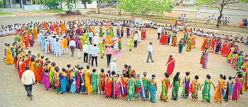 आषाढी वारी : चिमुकल्या वारकऱ्यांचे सर्वांना आकर्षण
वाल्ह्यात बालचमूंचा पालखी सोहळा
