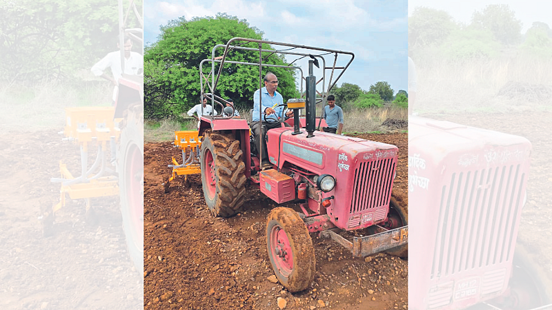 Taluka Agriculture Officer Jagdish Patil giving practical