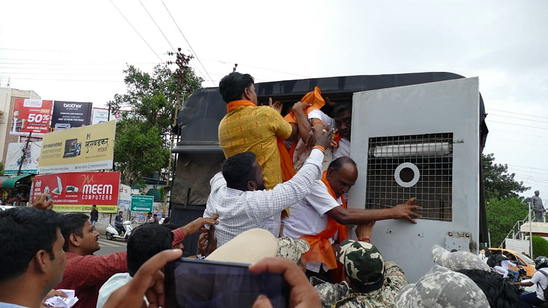 यावेळी शिवसैनिक गृहराज्यमंत्री शंभूराज देसाई (Shambhuraj Desai) यांच्या घरासमोर आंदोलनासाठी निघाले होते. मात्र, पोलिसांनी (Satara Police) पोवईनाक्यावर अडवत त्यांना देसाईंच्या घराकडं जाण्यापासून रोखलं.