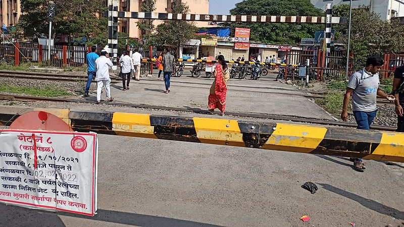 Pedestrian flyover should be constructed at Kalepadal railway gate pune
