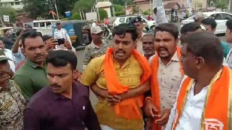 यावेळी बंडखोर आमदारांच्या निषेधार्थ जोरदार घोषणाबाजी केली. यावेळी हिंदहृदयसम्राट बाळासाहेब ठाकरे, मुख्यमंत्री उद्धव ठाकरे (Uddhav Thackeray) यांच्या समर्थनार्थ घोषणा देण्यात आल्या. त्यानंतर संतप्त शिवसैनिकांना पोलिसांनी ताब्यात घेतलं. (फोटो : प्रमोद इंगळे)
