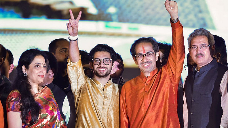 महाराष्ट्रातील ठाकरे कुटुंब (Thackeray Family) : शिवसेनेला (Shiv Sena) पहिल्यांदाच बंडखोरीचा सामना करावा लागत नाहीय, याआधी देखील पक्षात बंडखोरी झालीय. यावेळी परिस्थिती आणखी बिकट होताना दिसत आहे. या बंडखोरीनंतर एकुलता एक मुलगा आदित्य ठाकरे हे वडील मुख्यमंत्री उद्धव ठाकरे (Uddhav Thackeray) यांच्यासोबत मंत्री-आमदार म्हणून उभे असल्याचं वृत्त आहे. गुवाहाटी, आसाममध्ये पक्षाच्या 40 आमदारांनी बंडखोरी केल्याचं आकडेवारीवरून दिसून येतं. सध्या विधानसभेत शिवसेनेच्या आमदारांचं संख्याबळ 55 आहे.