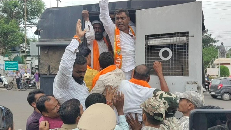 या परिस्थितीत शिवसेना प्रमुख बाळासाहेब ठाकरे यांना मानणाऱ्या साताऱ्यातील शिवसैनिकांनी आज संतप्त होत बंडखोर आमदारांच्या विरोधात जोरदार घोषणबाजी केली. शिवसैनिकांनी गृहराज्यमंत्री शंभूराज देसाई यांच्या घरासमोर आंदोलन करण्याच्या तयारीत आले होते. मात्र, पोलिसांनी त्यांना तिथं जाण्यापासून रोखलं, त्यामुळं पोवईनाक्यावरच आंदोलन झालं.