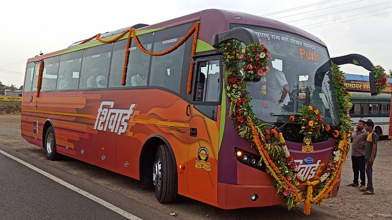 १)शिवाई या बसच्या दररोज ६ फेऱ्या केल्या जाणार आहेत. या गाडीचे भाडे २७० रुपये असल्याची माहिती एसटी महामंडळातील अधिकाऱ्यांनी दिली.
२)शिवाईमध्ये एकाच वेळेस ४३ प्रवासी प्रवास करु शकतात. ही बस १२ मीटर लांब आहे.
३)शिवाईचा वेग ताशी ८० किलोमीटर असा आहे.