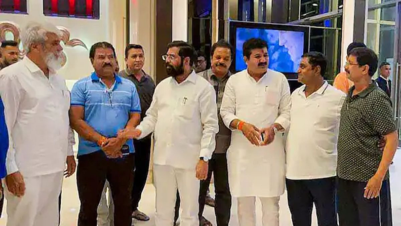Maharashtra Political Crisis : महाराष्ट्राच्या राजकारणात सध्या सगळेच व्यस्त असल्याचं चित्र आहे. राजकीय घडामोडींवर नजर टाकली, तर सर्वात मोठा धक्का ठाकरे घराण्याच्या राजकारणाला बसताना दिसत आहे. कारण, आसाममधील गुवाहाटी (Guwahati in Assam) गाठलेले बंडखोर आमदार स्वतःला खरे शिवसैनिक म्हणवून घेत आहेत. मात्र, केवळ महाराष्ट्रच नव्हे, तर उत्तर प्रदेशपासून पंजाब, दिल्लीपर्यंत देशातील अनेक बडे राजकीय घराणी संकटात सापडल्याचं दिसत आहे.