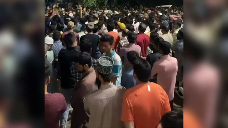 भद्रकाली पोलिस ठाण्यात जमा झालेले मुस्लिम बांधव.