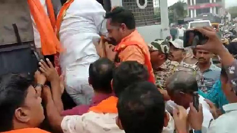 शिवसेनेत सध्या दोन गट पडले असून एकाबाजूला शिवसेना प्रमुख बाळासाहेब ठाकरे यांना मानणारा शिवसैनिक तर दुसरीकडं बंडखोरी केलेल्या आमदारांचे समर्थक अशी परिस्थिती निर्माण झालीय.