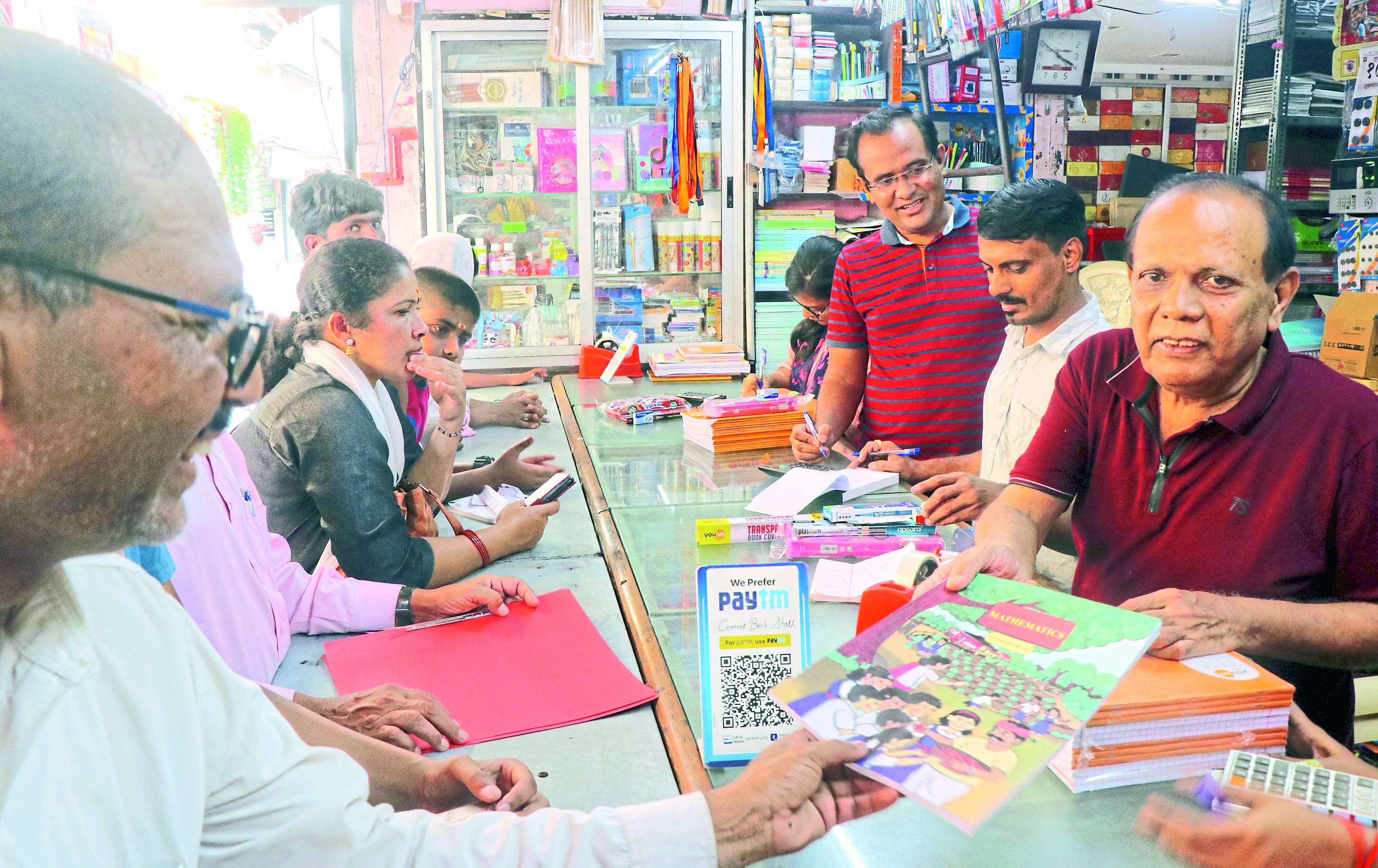 मेनरेाडवर पुस्तके, वह्या यासह शालेय साहित्य खरेदी करण्यासाठी पालकांची गर्दी होत आहे.