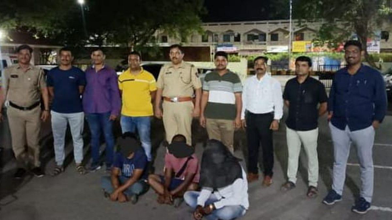 शेतकऱ्यांचे विद्युत पंप चोरणाऱ्या तीन चोरट्यांना अटक करणारे पोलीस पथक.