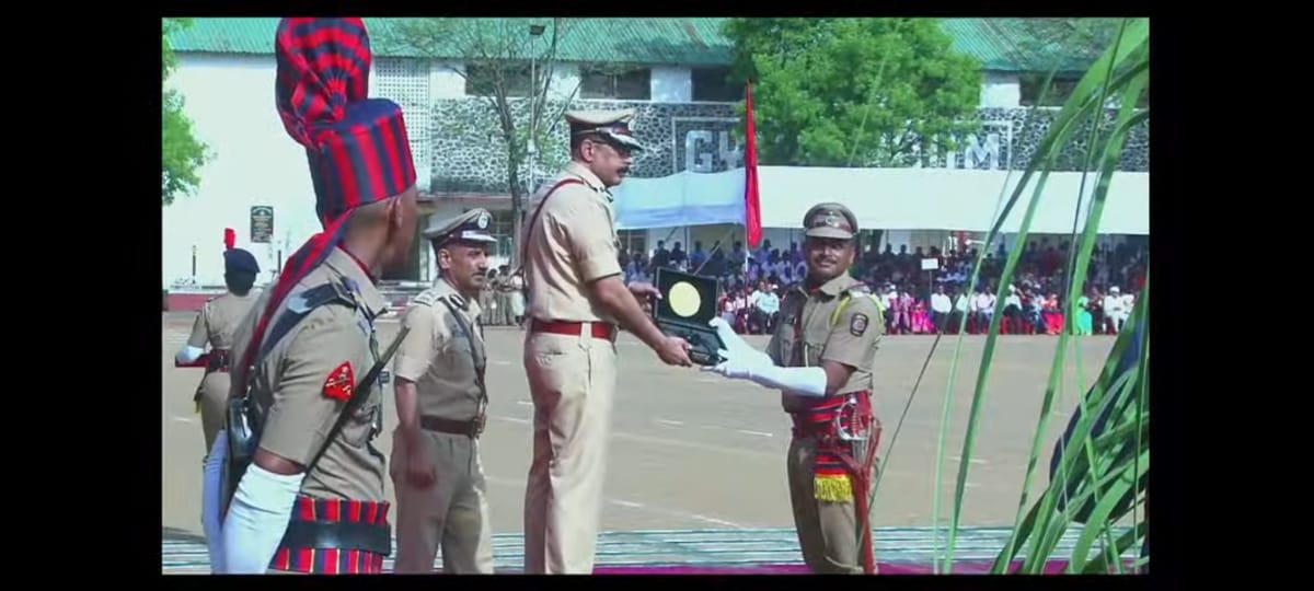 १२१ व्या तुकडीच्या मानाच्या रिव्हॉल्व्हर किताबाचे राजू सांगळे मानकरी ठरले.