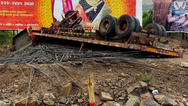 trailer overturned in Kh,bhataki ghat