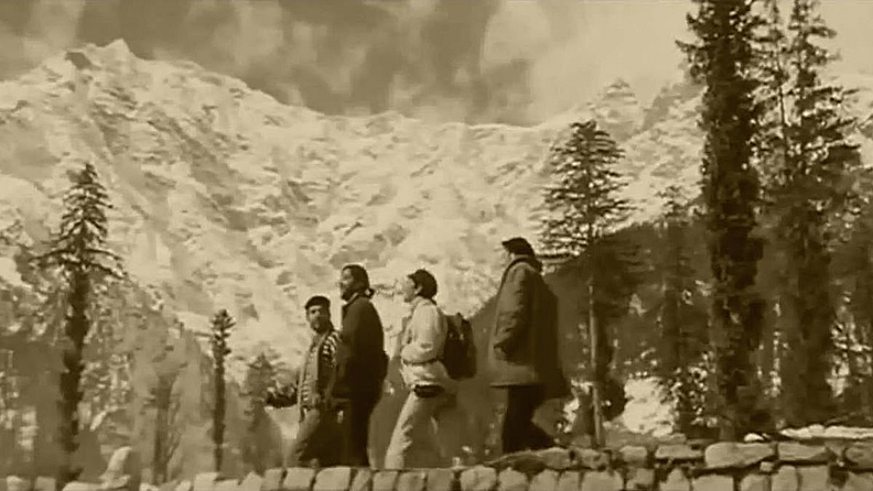 4. 'छोड़ आये हम वो गलियां' : माचिस चित्रपट हा बॉलिवूडमधील सुपरहिट चित्रपटांपैकी एक आहे. हा चित्रपट तर हिट झालाच, पण या चित्रपटातील 'छोड आये हम वो गल्लियाँ' हे गाणंही प्रचंड गाजलं. आजच्या काळात लोक चित्रपटाचं नाव विसरू शकतात, पण हे गाणं नाही.