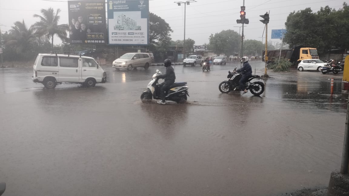 शहरातील रस्त्यावर मोठ्या प्रमाणावर पाणी साचले आहे