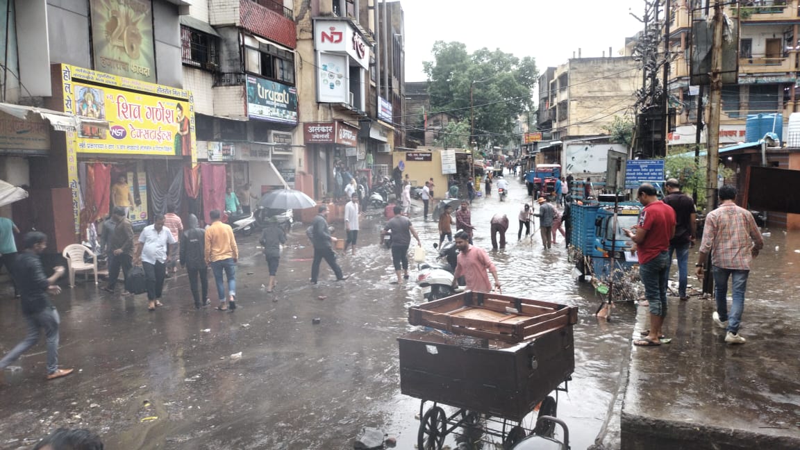 सराफ बाजारात पाणी आल्याने रस्त्यावर गाळ साचला होता