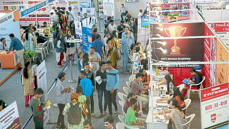 Sakal Vidya Education Expo 2022 Satisfied with opportunities huge crowd of students parents pimpri