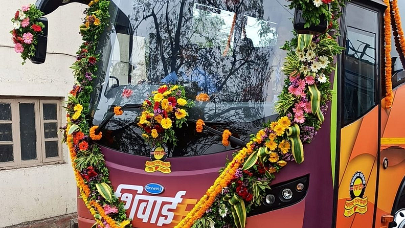 *शिवाई इलेक्ट्रिक बसचे खास वैशिष्ट्य
१)प्रदूषणमुक्त प्रवास आणि इंधनावरील खर्च कमी करण्यासाठी एसटी महामंडळाची विजेवर धावणारी पहिली वातानुकूलित ‘शिवाई’ बस प्रवाशांच्या सेवेत आणली आहे.
२)या बसचा रस्त्यावर धावतांना आवाजही येत नाही.
३)शिवाई या बसमध्ये अपंगांसाठी वेगळा रॅम्प आहे.
त्यासोबत ही बस जीपीएसयुक्त आहे .
४)आपत्कालीन सुचना देण्यासाठी बटणांणी सुध्दा सोय या बसमध्ये करण्यात आली आहे.
आणि सगळ्यात महत्त्वाचं म्हणजे सुरक्षेसाठी या बसमध्ये सीसीटिव्ही कॅमेरा आणि सुरक्षेच्या अन्य सुविधांही उपलब्ध आहेत.