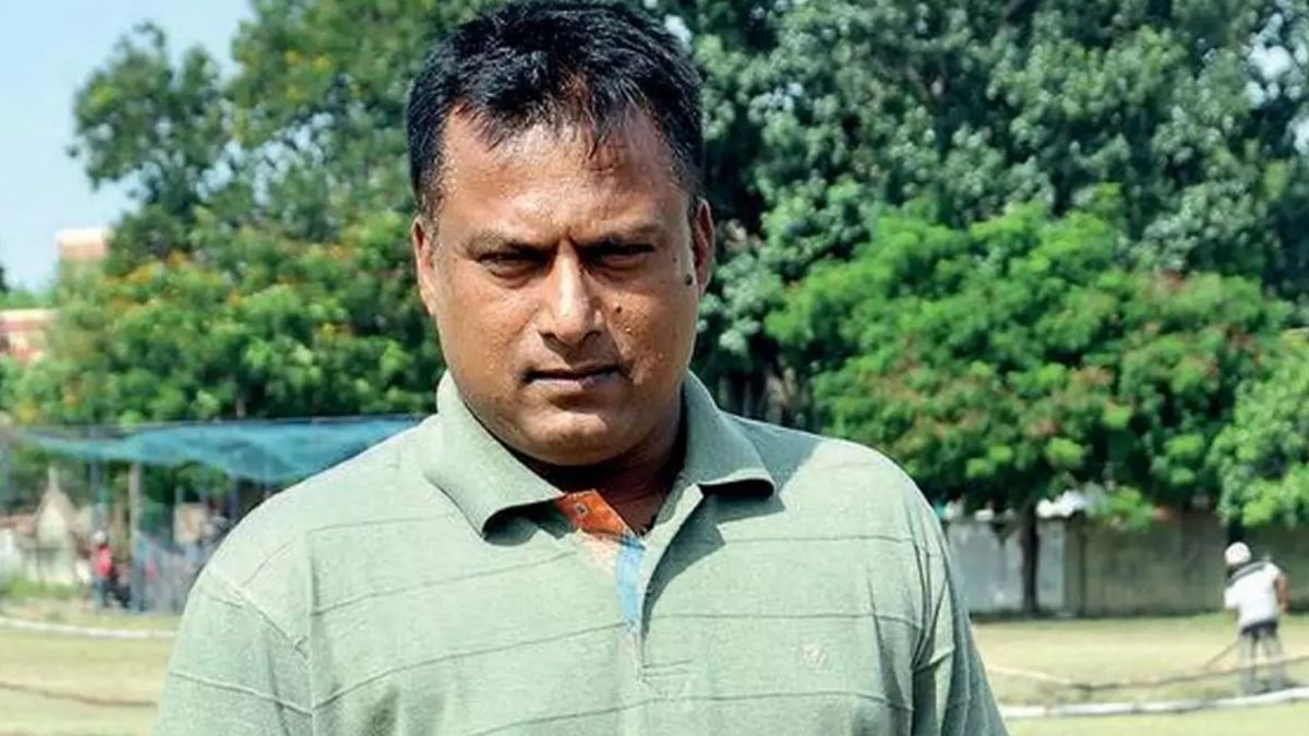 भारतीय संघामध्ये षटकार मारण्यासाठी प्रसिद्ध असलेले माजी फलंदाज अतुल बेदाडे यांचे पण आंतरराष्ट्रीय क्रिकेट फार काळ टिकू शकले नाही. अतुल बेदाडे 13 एकदिवसीय सामन्यांमध्ये केवळ 158 धावा करू शकला आणि संघाबाहेर गेला. त्यानंतर तो पुन्हा टीम इंडियात परतू शकला नाही.