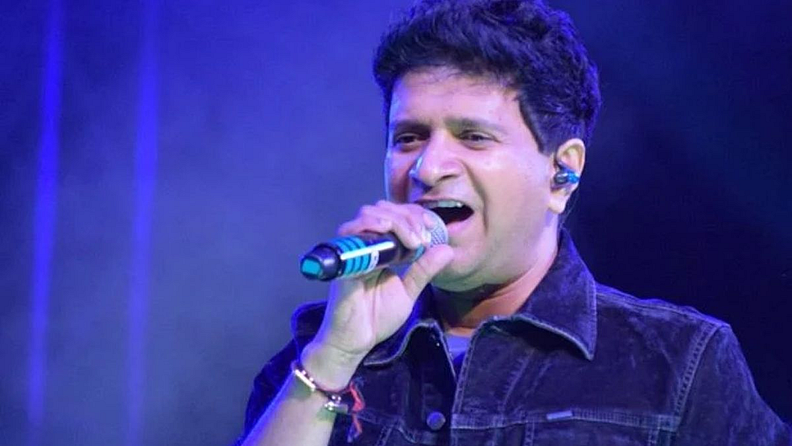 Singer KK Passes Away : प्रसिद्ध प्लेबॅक सिंगर केकेंचं (Singer Kk Dies) निधन झाल्याची धक्कादायक बातमी समोर आलीय. त्यामुळं गायन विश्वातील आणखी एक सितारा हरपला आहे. ते 53 वर्षांचे होते. त्यांच्या जाण्यानं गायन विश्वावर पुन्हा एकदा शोककळा पसरलीय. कृष्णकुमार कुन्नाथ असं त्यांचं पूर्ण नाव आहे. 23 ऑगस्ट 1968 त्यांचा जन्म झाला होता. ते केके म्हणूनच जास्त प्रसिद्ध होते.