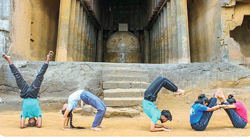 लोणावळ्यात गिरवले योगाचे धडे
