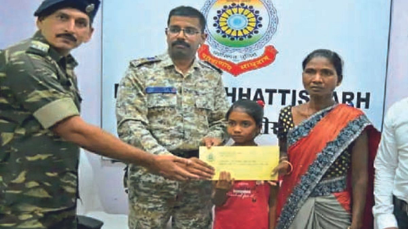 पोलिसांसमोर शरण आलेली
नक्षलवादी वनिता तिच्या मुलीसह.