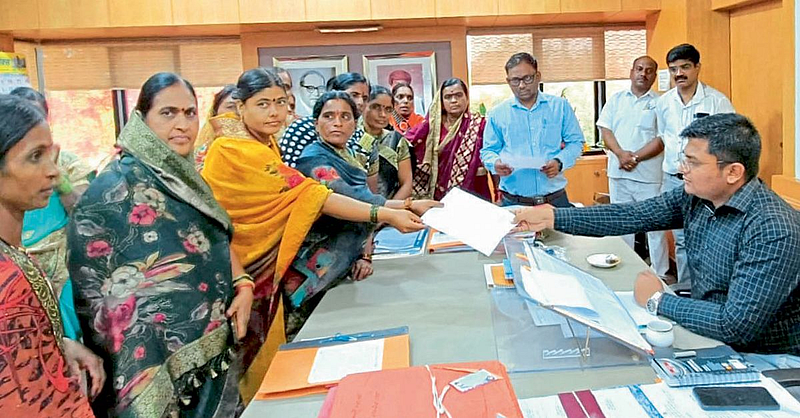 मागणीसाठी आज माजी महिला बालकल्याण समितीच्या सभापती हर्षदा काकडे यांनी संबंधित गावांतील महिलांसह जिल्हा परिषद गाठली.