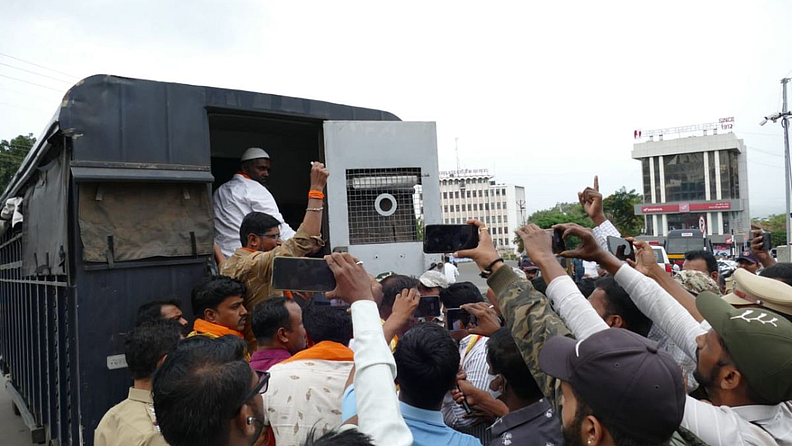 सातारा : शिवसेना (Shiv Sena) गद्दारांना कधीही माफ करणार नाही, उद्धवसाहेब आगे बडो हम तुम्हारे साथ है, हिंदुहृदय सम्राट बाळासाहेब ठाकरे (Balasaheb Thackeray) यांचा विजय असो.., शिवसेना जिंदबाद.., आवाज कुणाचा शिवसेनेचा... अशी घोषणाबाजी करत साताऱ्यातील शिवसैनिकांनी आज बंडखोर आमदारांचा निषेध नोंदवला.