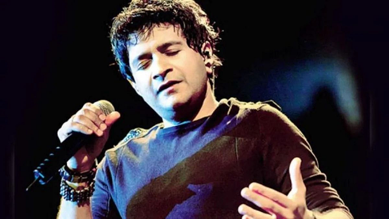 8. 'मेरा पहला पहला प्यार : कोणी आहे का ज्यानं हे गाणं ऐकलं नसेल किंवा ऐकून विसरला असेल? उत्तर नेहमी नाही असंच येईल. केकेनं गायलेलं हे गाणं सदाबहार तर आहेच, शिवाय प्रत्येक पिढीतील तरुणाईच्या प्रेमाबद्दल चांगलं सांगतं.