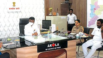 Akola Dr Rajendra Shingane reviewed various issues in district